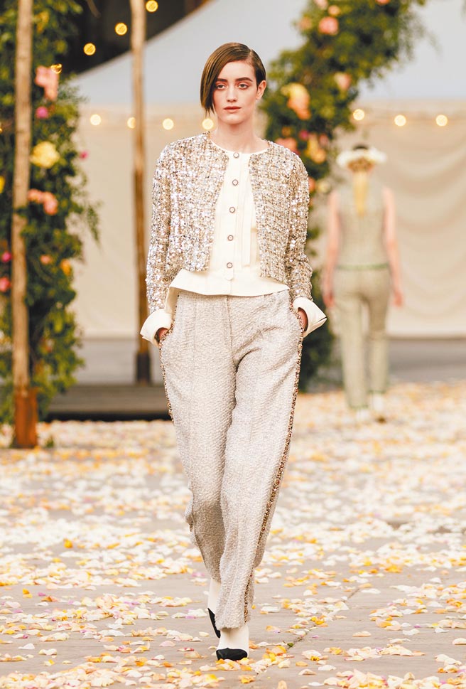 结合率性男装造型的裤装，也展现了CHANEL自信的一面。（CHANEL提供）