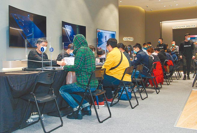 台湾三星为配合防疫政策，今天改为波段式预约交机，同时推出前3天预约取机，即可得到限量350份的千元邮政礼券，安心取机再享优惠。（吴松翰摄）