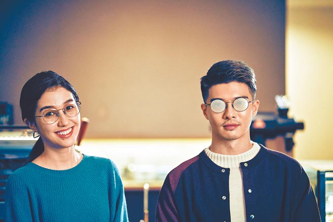 JINS新款防雾镜片（左），和一般镜片（右）的比较。（JINS提供）