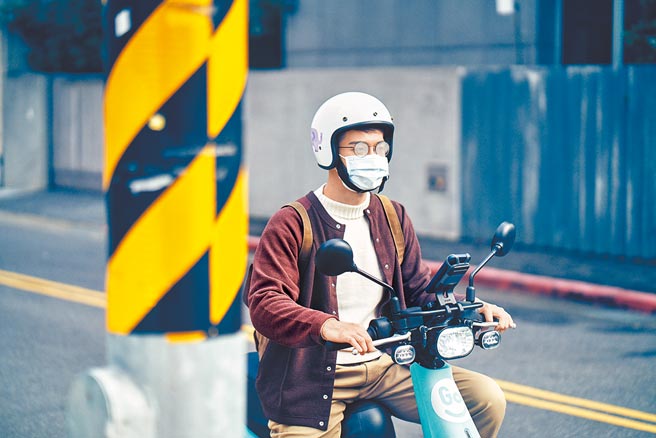 疫情期间民眾戴眼镜又戴口罩，镜片易起雾造成不便。（JINS提供）