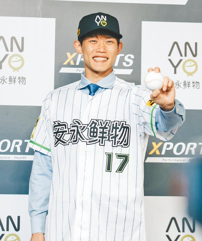 与崇越科技旗下业余成棒队安永鲜物签下半年约的前旅日好手陈冠宇27日出席记者会，正式披上安永鲜物球衣。（郭吉铨摄）