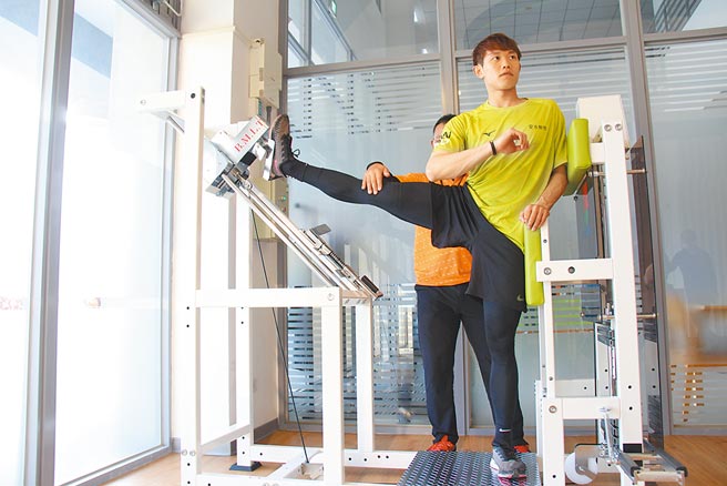 XPORTS引进「初动负荷器材」，帮助陈冠宇提升肌肉柔软度及关节活动度。（崇越科技提供）