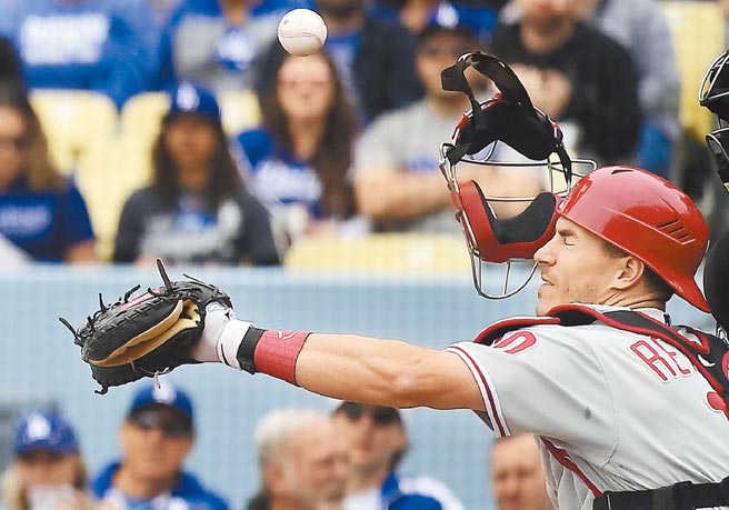 费城人强打瑞尔穆托成为史上最高身价捕手。（美联社）