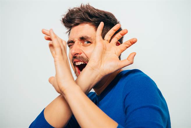 一位男子因為和女友嘻鬧時不慎將女方心愛的「小被被」撕破，而換來一頓毒打。男子哭訴表示，「我真的打不過專業的！」(示意圖/Shutterstock)