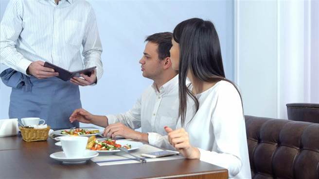 情侶約會吃飯，到底要不要AA制，一直是大家爭論的議題。(示意圖／shutterstock)
