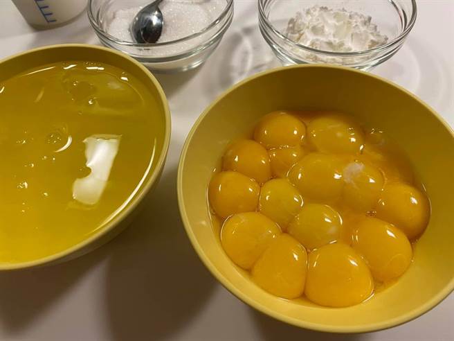 烤蛋糕连打9颗蛋，女子计算蛋黄总数后惊呆，许多网友见状直呼赚到。（图／翻摄自爆废公社二馆）