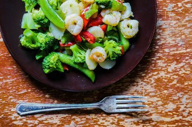 新冠疫情又严峻！ 调节身体免疫营养素先吃先赢。(示意图/Shutterstock)