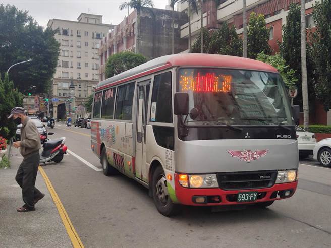 提高防疫等级，桃园市市区公车、免费公车、幸福巴士禁止饮食。（赖佑维摄）