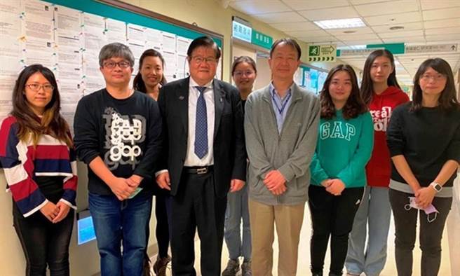 洪明奇校长（左三）带领科研团队研究发现，单寧酸可抑制新冠病毒。(图片来源/中国医药大学、康健杂志提供）