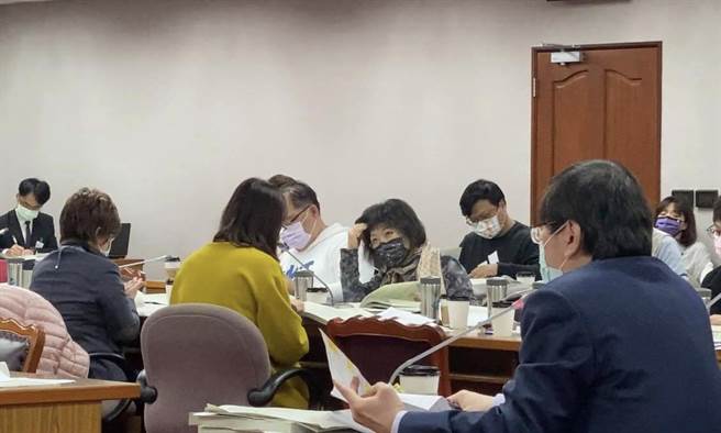 叶毓兰》保障警察的承诺竟因几百万而食言？(图/爱传媒提供)