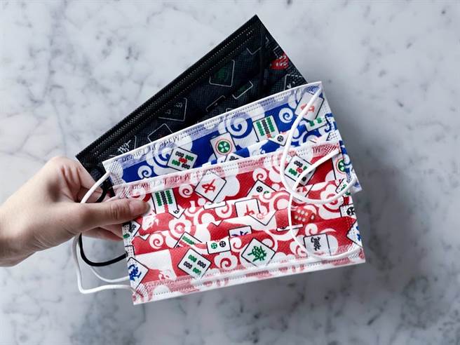 全联「爱贝恩医用口罩（未灭菌）-新年麻将系列」分别有蓝色、黑色、红色三种不同顏色可选择，再搭配各种麻将图案，包含筒子、条子等，每盒30片售价皆为285元。（全联提供）