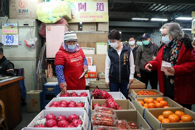 春节年关将近，台中市长卢秀燕今日视察台中鱼市场与果菜批发市场，实地了解春节前台中市鱼货蔬果供销情形。（卢金足摄）