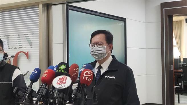 桃园市长郑文灿主持防疫会议，对于桃医工作人员、桃园乡亲被标籤化，他直批这是不对的。（赖佑维摄）