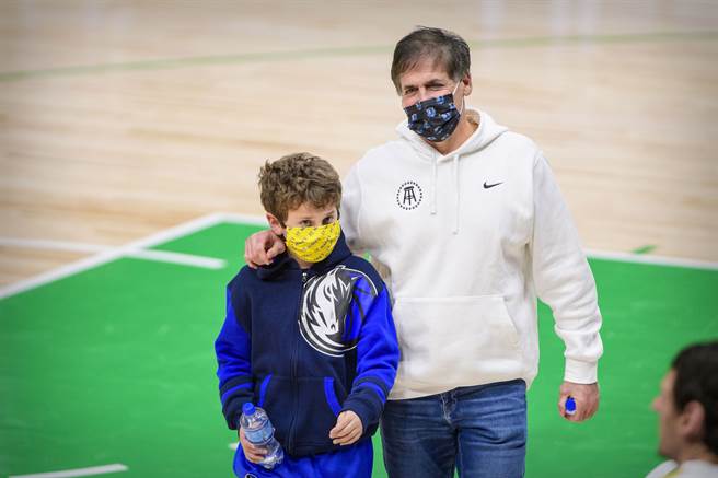 NBA达拉斯独行侠老板库班(右)称11岁独子Jake(左)也加入Reddit散户大军，而且交易了AMC等股票，但还没赚到钱。(路透资料照片)