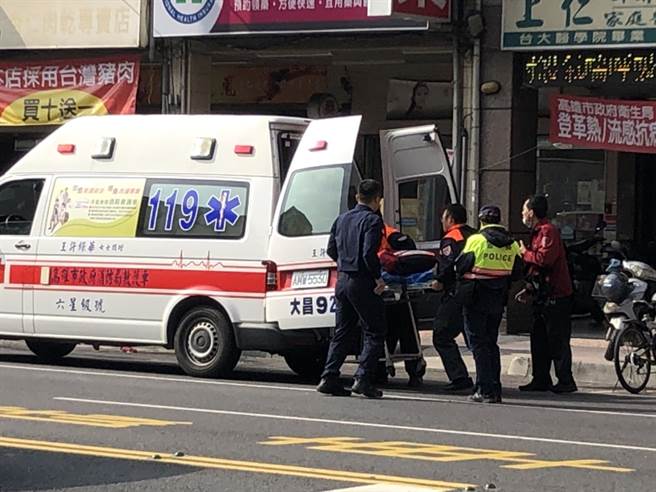 高雄3工人沼气中毒受困地下污水槽，2人没生命迹象1昏迷。(洪浩轩摄)