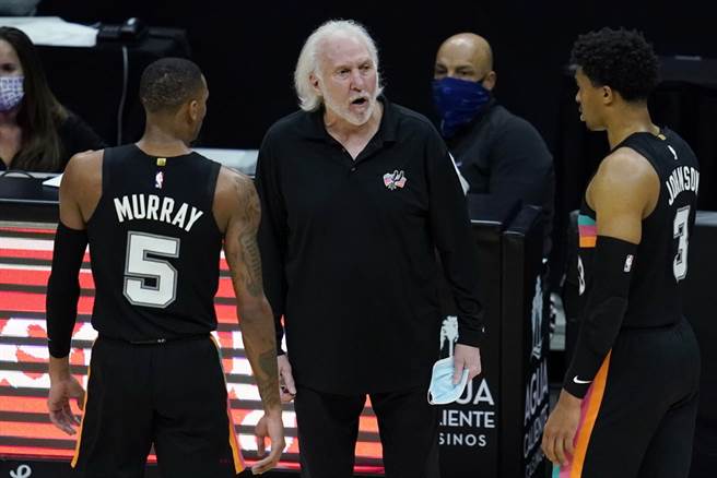 马刺总教练帕波维奇挑在72岁生日这天接种新冠疫苗。(美联社)