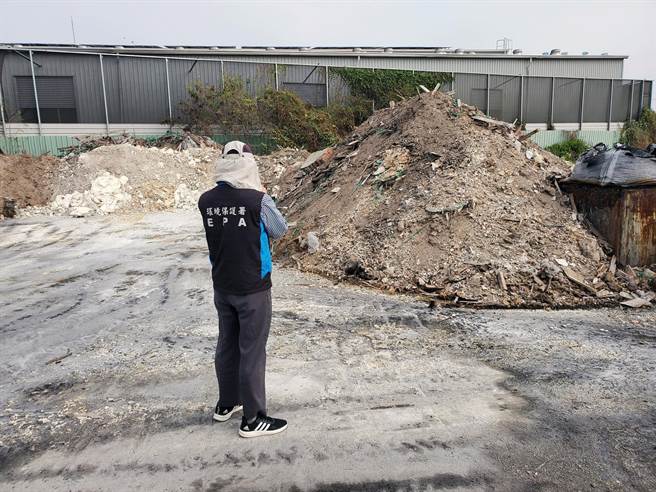 台南市學甲區一家木業工廠，被稽查發現違反空汙法及廢棄物清理法將開單告發。（環保局提供／洪榮志台南報導）