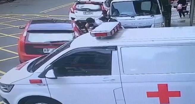 竹北警分局丰田派出所2名员警去年因疏忽大意，使遭通缉的籍姓男子到案后脱逃，2警分别获缓起诉1年、不起诉处分。（翻摄照片／庄旻静新竹传真）