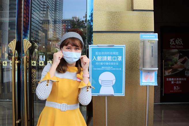 汉神百货希望顾客出入卖场都须配戴口罩，营运安心的购物环境。图／汉神百货提供