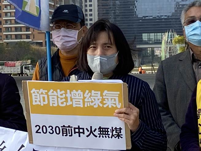 彰化縣環境保護聯盟總幹事施月英強調，彰化緊鄰台中電廠，只隔一條大肚溪，目前排名全球第四大的台中電廠已營運30年，都是燒燃高汙染、高致病的煤炭。（盧金足攝）