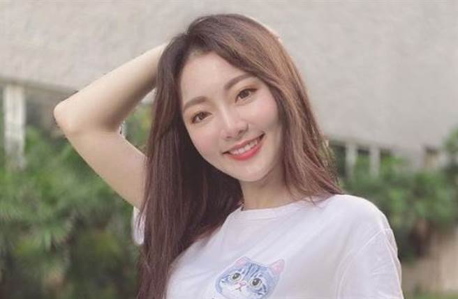 香港女星王卓淇（Erin Wong）以42吋大长腿和22吋蚂蚁腰身材爆红，是2014年「香港小姐选美比赛」亚军。（图／IG@erin__kay）