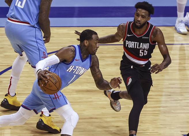 火箭主控沃尔切入禁区遭到对方球员盯防。(美联社)