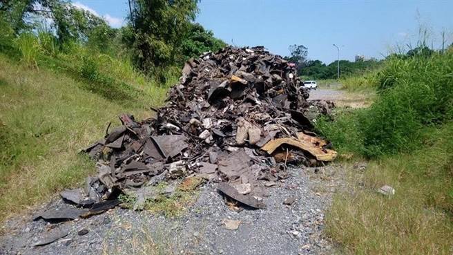 高雄市燕巢、鸟松地区土地，遭不法份子弃置非法废弃物，检方循线查获谢嫌等3名被告，讯后各谕知2万元交保。（桥头地检署提供／林雅惠高雄传真）