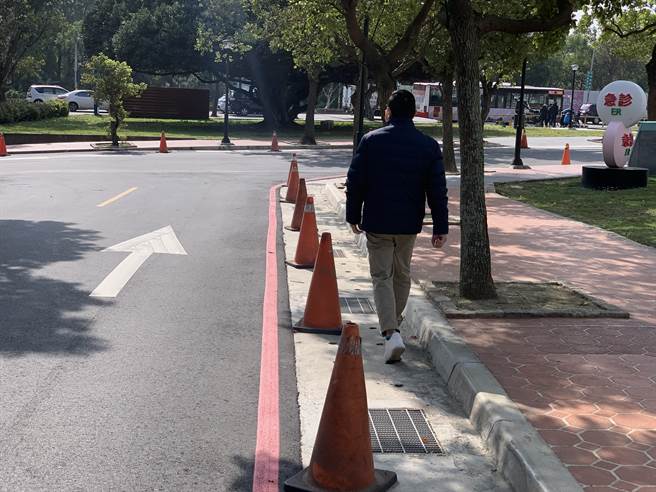 吕姓男子母亲因曾在桃医住院需隔离，日前解隔离后迟迟未收到採检通知，吕男亲至桃医询问。（姜霏摄）