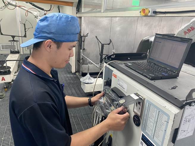 勞動部近日修正「雙軌訓練旗艦計畫」，從下學期開始，雙軌訓練高職學制的學生雜費也全免。（勞動力發展署提供／林良齊台北傳真）