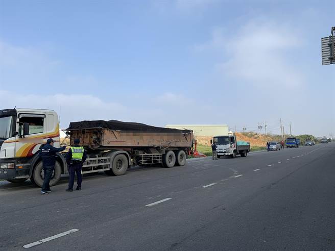 芳苑近來卡車頻繁運載土方回填養殖池、農地，掀起疑慮，彰化縣環保局，配合當地派出所，拂曉強力執行攔查清運車輛。（彰化縣環保局提供／吳敏菁彰化傳真）