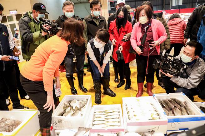台中市长卢秀燕29日凌晨视察台中鱼市场与了解防疫与鱼货供销情形。（卢金足摄）