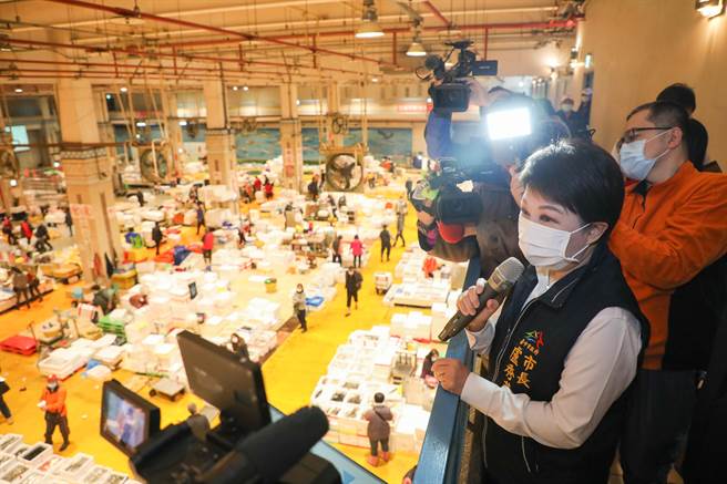 台中市长卢秀燕表示，从现在到过年期间是消费者採买高峰期，对于现场摊商、消费者落实防疫表示肯定。（卢金足摄） 