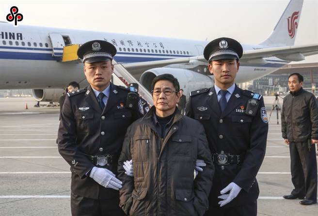 陆学者指「透明国际」排名掩盖中国之治。图为2018年11月30日大陆国家监委引渡第一案：外逃职务犯罪嫌疑人姚锦旗被引渡回国。（新华社）