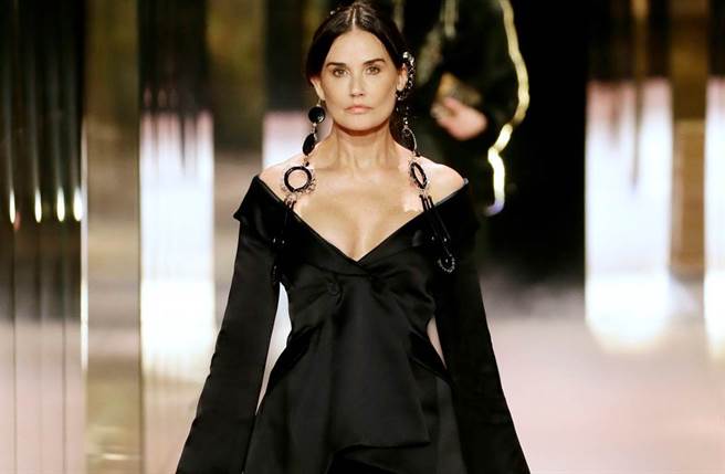 黛咪摩儿出席巴黎时装周时，被媒体拍到双颊严重凹陷，被质疑是「整型失败」。（图／达志影像）