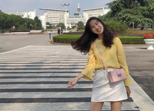 戴安于南京师范大学合影。(图／旺旺中时文化传媒提供)