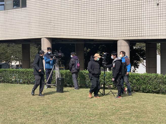 除了拍摄医院的外观、空荡荡的人行道外，多数媒体记者的摄影机、SNG车都是很真实的元素。（姜霏摄）