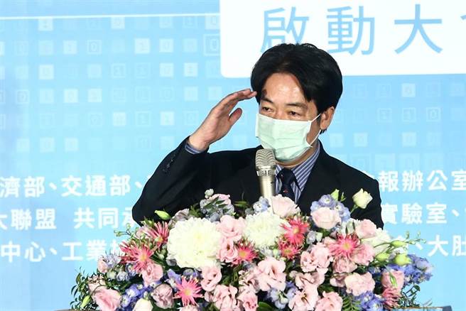 新冠疫情升高，担任指挥官一年有余的卫福部长陈时中已出现疲态，副总统赖清德29日出席「台湾联合学习产业大联盟启动大会，受访时表示，总指挥官继续支持「那位先生」。（邓博仁摄）