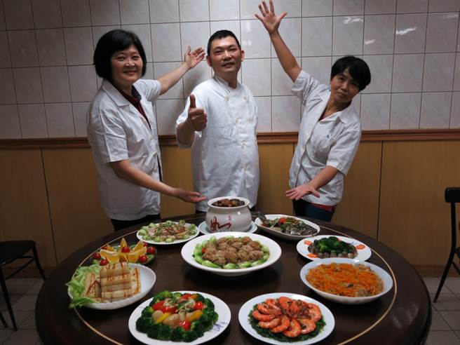 丰原医院3位厨师分享做年菜秘诀。（丰原医院提供／王文吉台中传真）