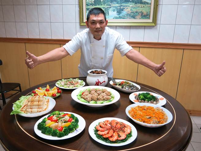 丰原医院厨师分享做年菜秘诀。（丰原医院提供／王文吉台中传真）