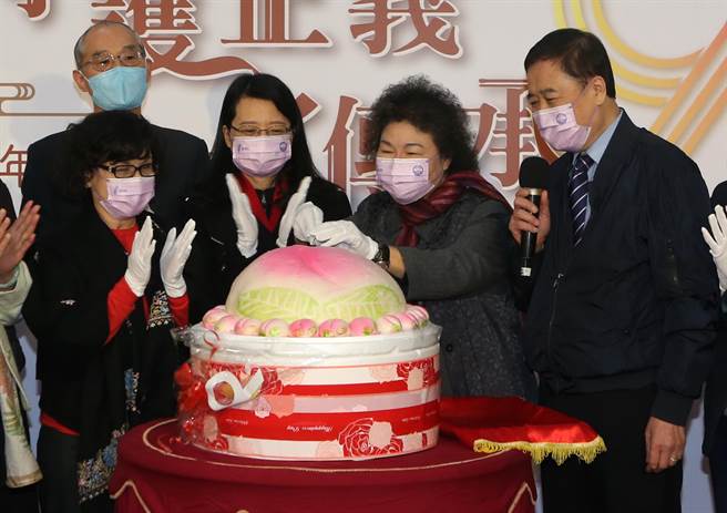 陈菊切寿桃庆生。（赵双杰摄）