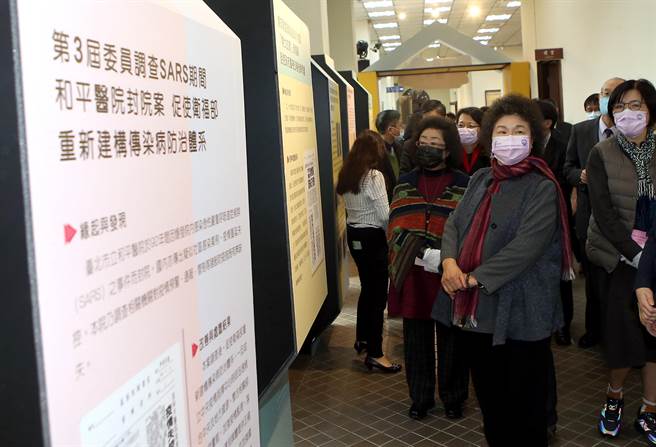 陈菊看展。（赵双杰摄）