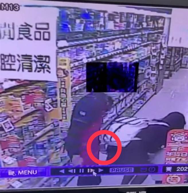 男店员袭臀女客人，事后否认辩称没有注意到。(照片/翻摄 任姓网友脸书)