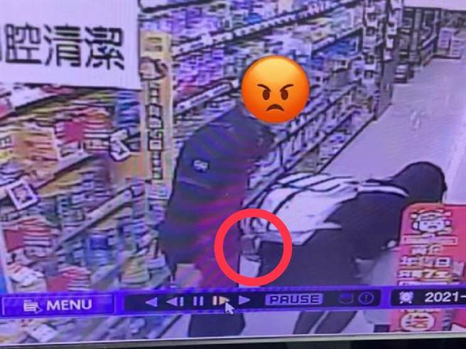 女副店长辩称男店员「走过去手滑到，他走路习惯这样」。(照片/翻摄 任姓网友脸书)