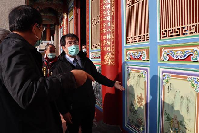 台南市白河大仙寺大雄宝殿整修3年终完工，台南市长黄伟哲前往参观整修成果。（刘秀芬摄）