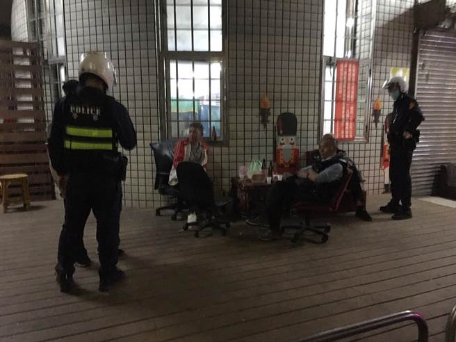 双方发生口角衝突，更进一步互相拉扯殴打，中和警分局警员获报赶至。（翻摄画面/叶书宏传真）