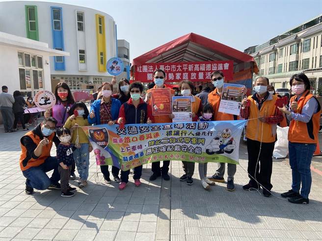 日前太平警方犯罪预防宣导团应邀前往新高里福德正神祠办理「 岁末关怀弱势、义诊、义剪及春联挥毫活动」。（太平警分局提供／冯惠宜台中传真）