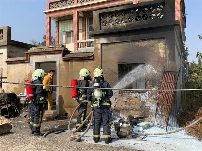 金门惠民农庄1栋民宅今天上午突然窜出浓烟，邻居发现紧急报案，金湖、金沙消防分队动员大批人车抢救。（金门县消防局提供）