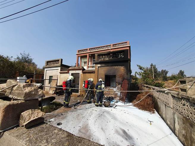 失火民宅因火苗伴随大量浓烟，外墙在高温下烧焦剥落。（金门县消防局提供）