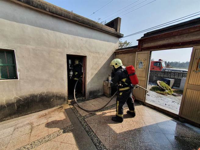 现场搜索小组确认屋内无人后，同步部署2条水线灌救。（金门县消防局提供）