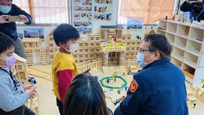 29日田中警察分局长郑颕聪亲自到访，小朋友相当开心，跟分局长介绍他们辛苦打造的作品。(重爱幼儿园提供／吴建辉彰化传真)